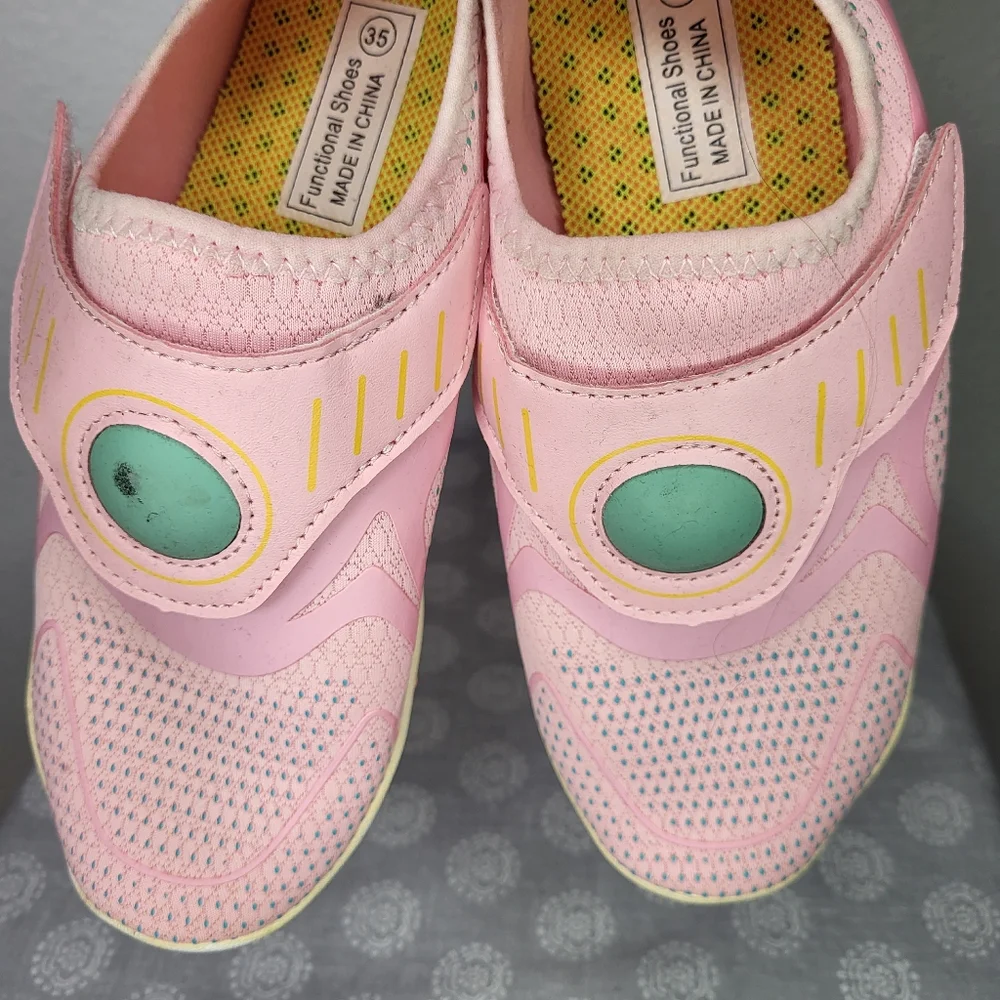 Pair of Water Shoes size Big Girl 2/3